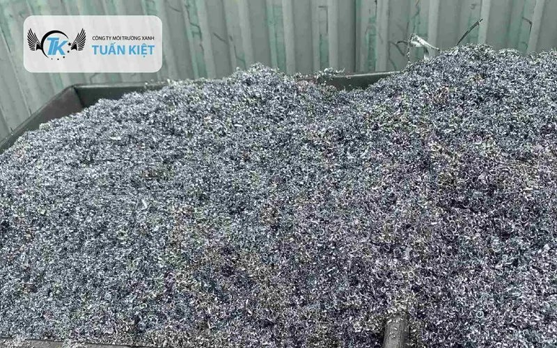 Xe cuốc phế liệu chuyên dụng bốc xếp mạt kim loại tại xưởng gia công